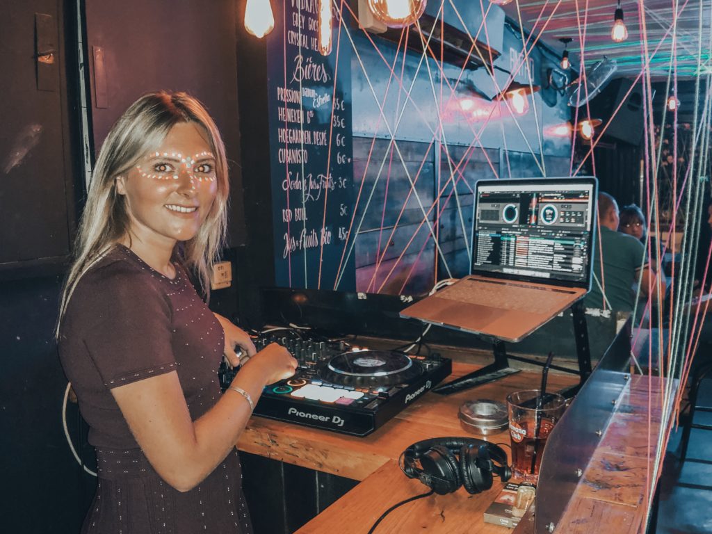 MER A BOIRE Bar DJ Laura Laffon Rue de la Soif Canet en Roussillon