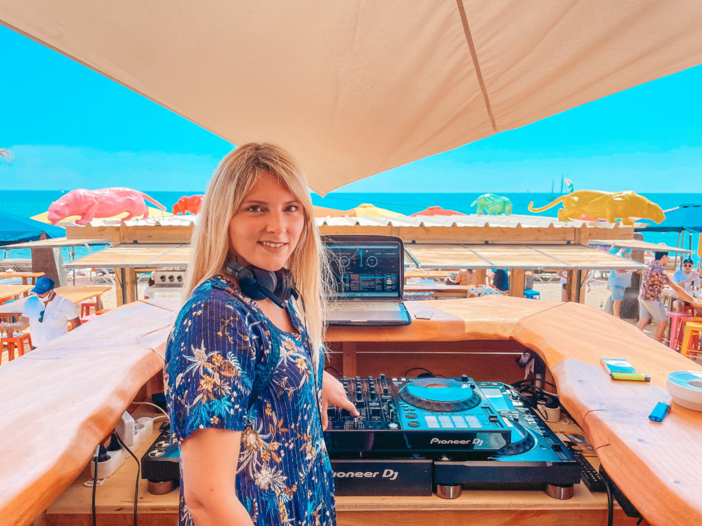 LES PITOLIS CLUB DE PLAGE Leucate Dj Laura Laffon