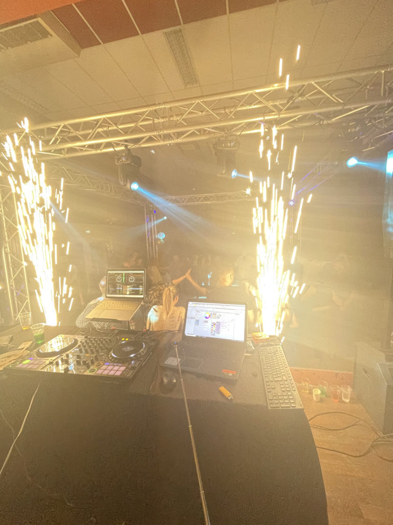 DJ LAURA LAFFON